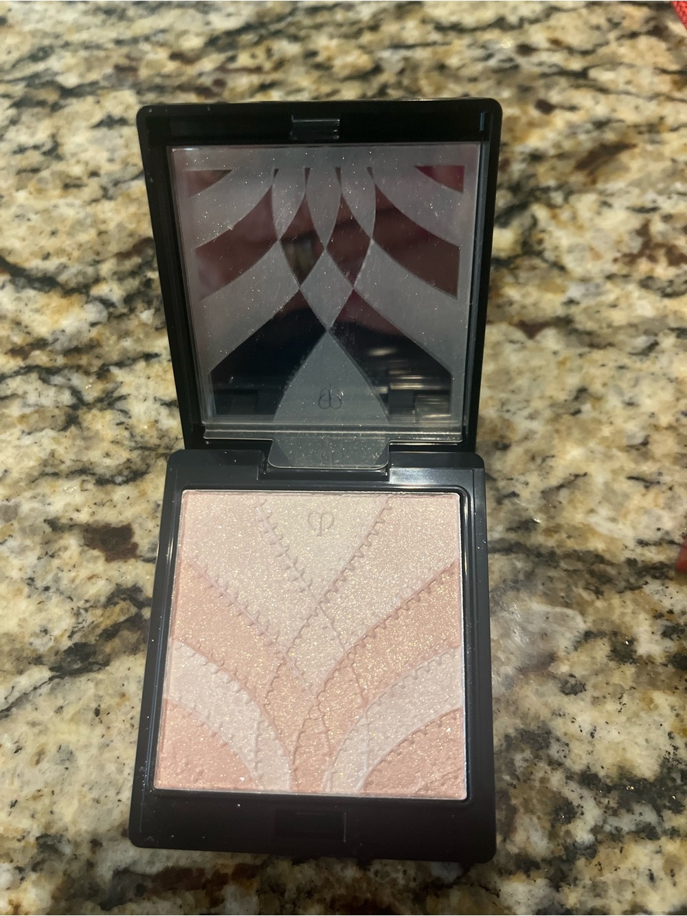 CLE DE PEAU 
BEAUTE HIGHLIGHTER FACE &  BODY POWDER 0.33 oz